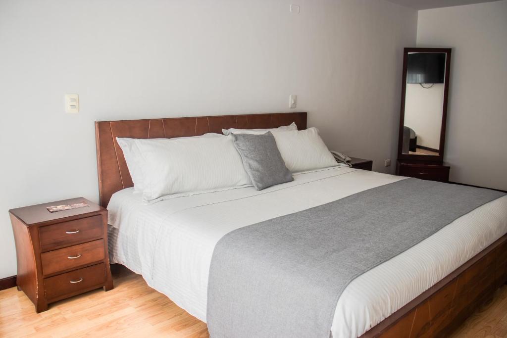 Postel nebo postele na pokoji v ubytování Nogal Suite Hotel Pasto