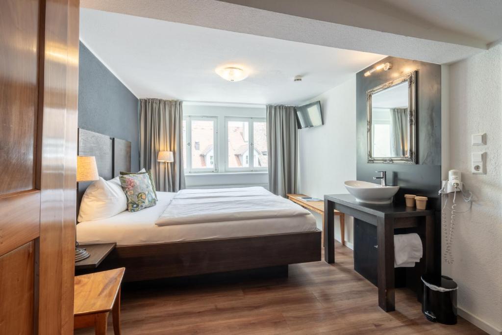 Postel nebo postele na pokoji v ubytování Hotel am Fischmarkt
