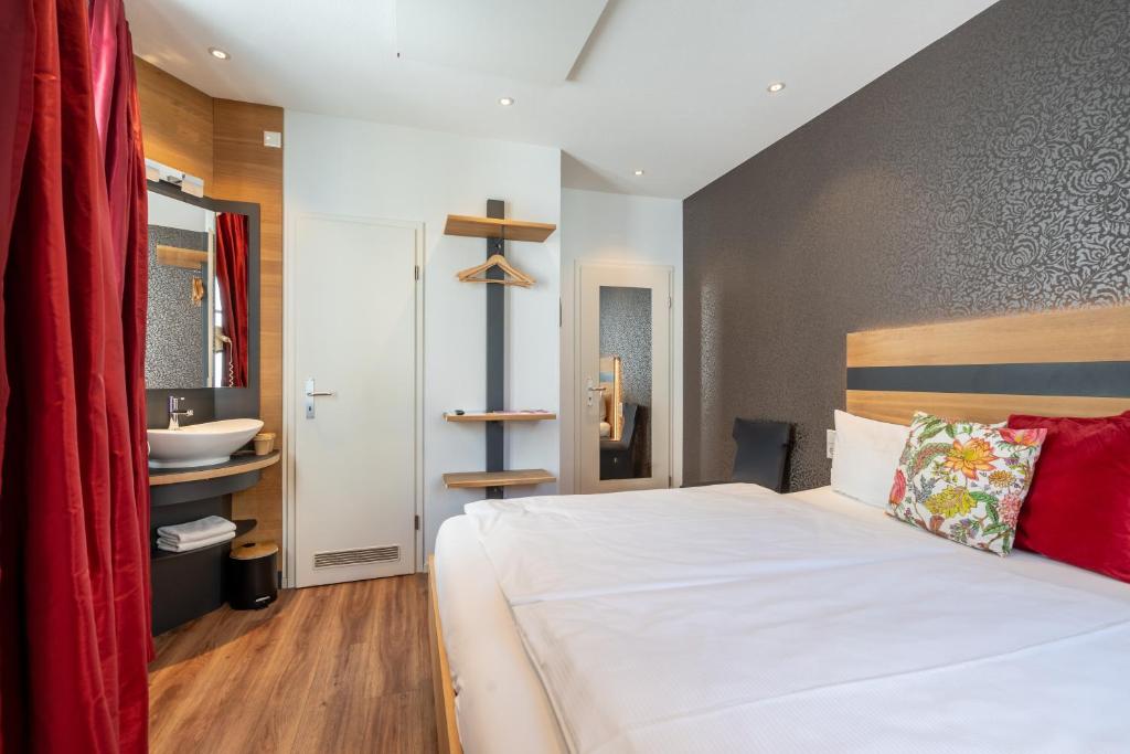 Postel nebo postele na pokoji v ubytování Hotel am Fischmarkt