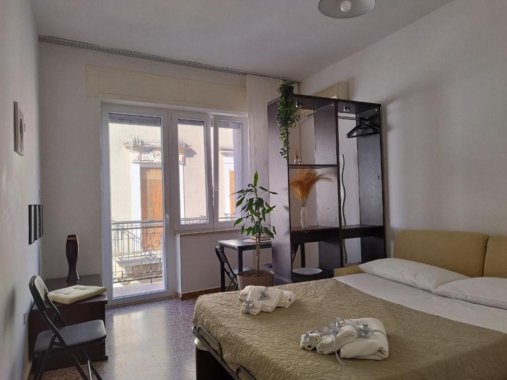 - une chambre avec un lit et des serviettes dans l'établissement Il Piccolo Loft, à Carovigno