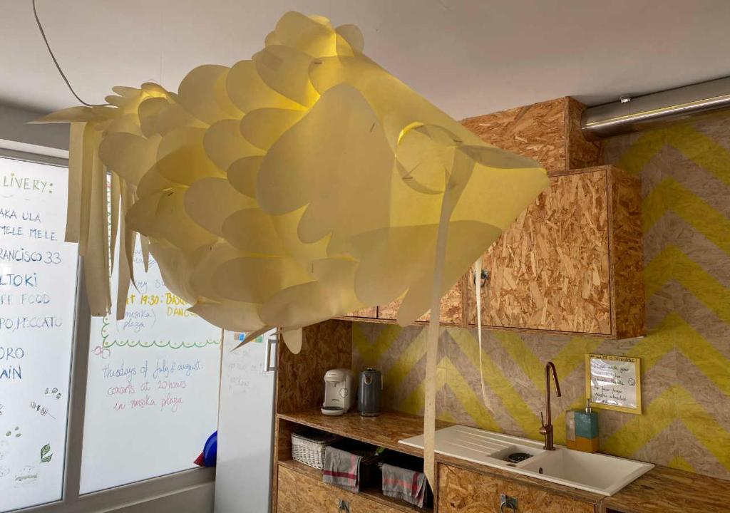 Kuchyň nebo kuchyňský kout v ubytování Blai Blai Hostel