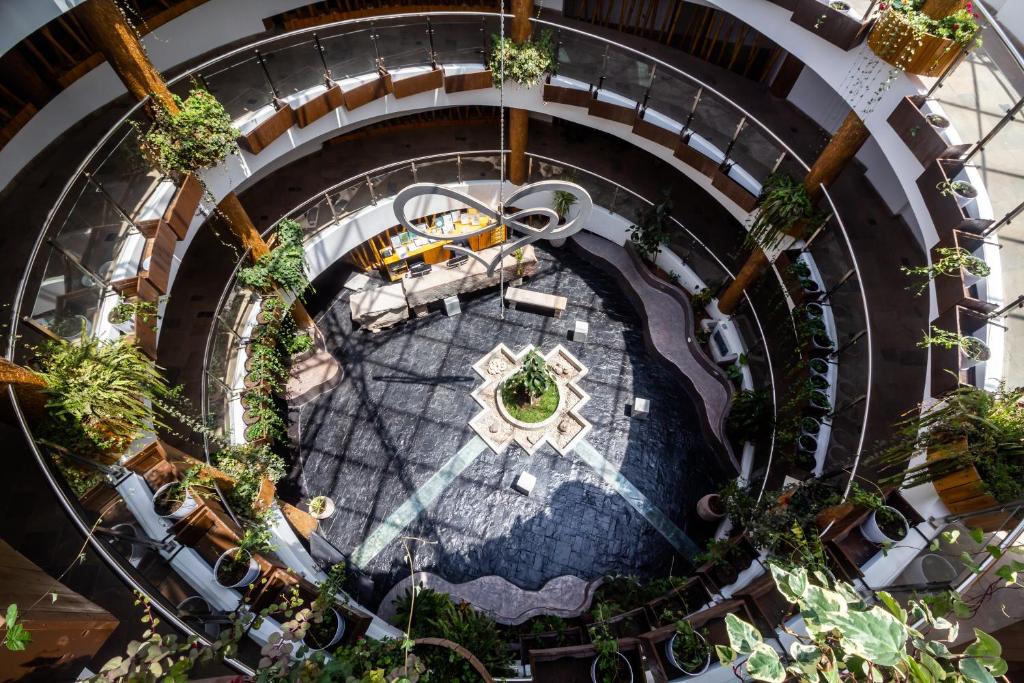 uma vista superior de uma escada em espiral com plantas em Life Hotel Valle Sagrado em Urubamba