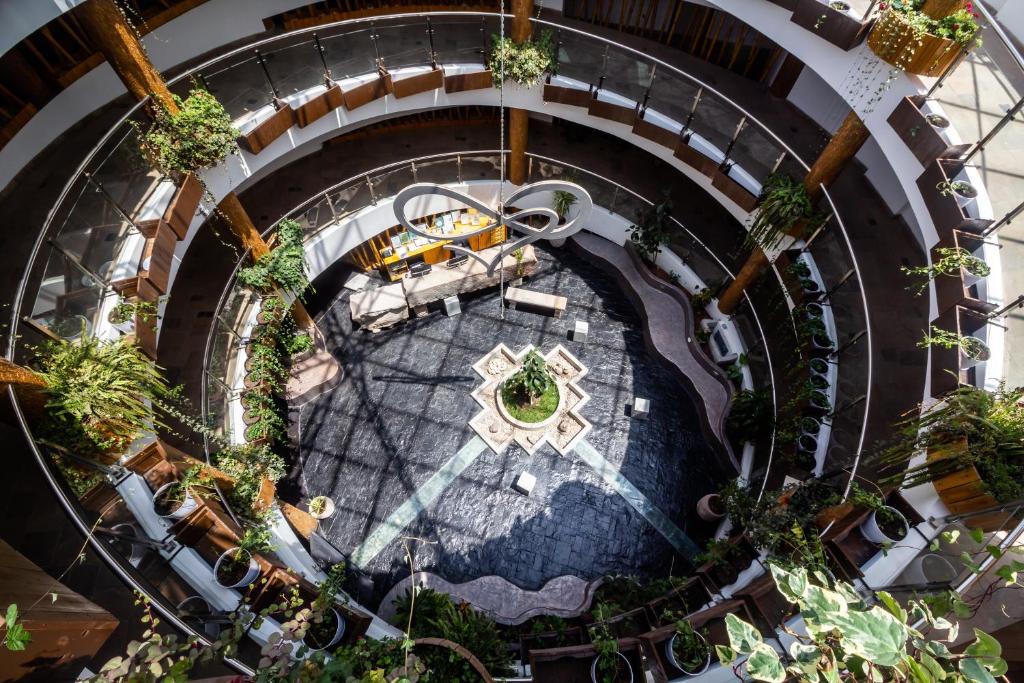 einen Blick über eine Wendeltreppe mit Pflanzen in der Unterkunft Life Hotel Valle Sagrado in Urubamba