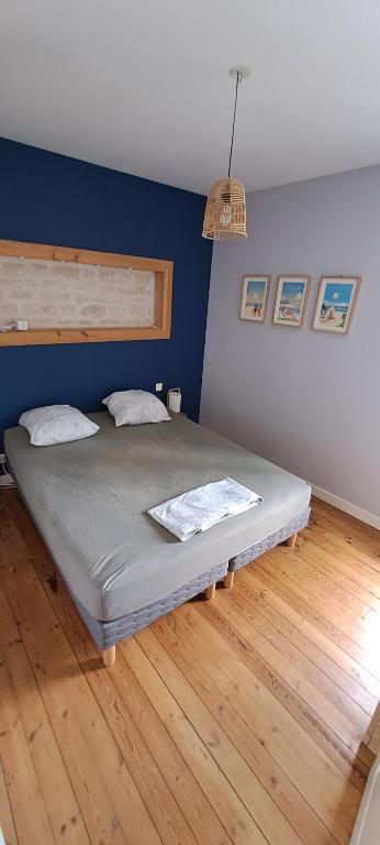 A bed or beds in a room at Jolie maison de ville avec un extérieur au calme - Les Dragons de la Chamoiserie NIORT