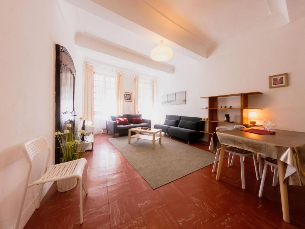 un salon avec un canapé et une table dans l'établissement Old Town- 4 Pers, Vieux Nice, AC, wifi, à Nice