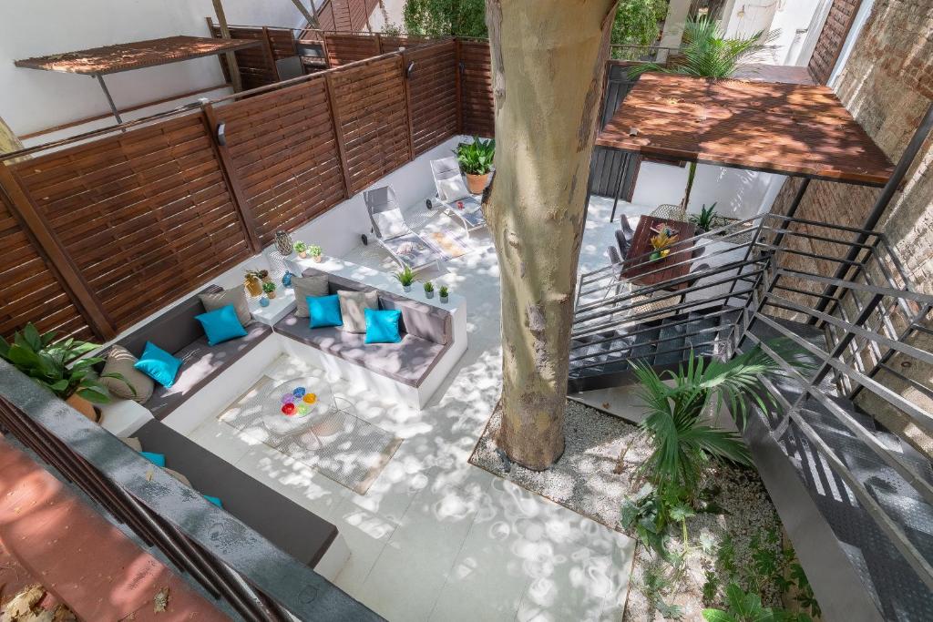 an overhead view of a patio with a table and chairs at Tendency Apartments 9 in Barcelona