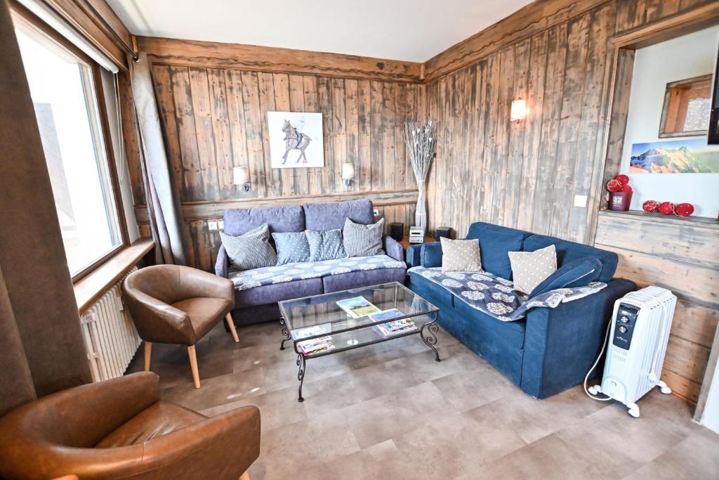 een woonkamer met een blauwe bank en stoelen bij Large apt 80m Superb view Mont-Blanc 6p in Combloux