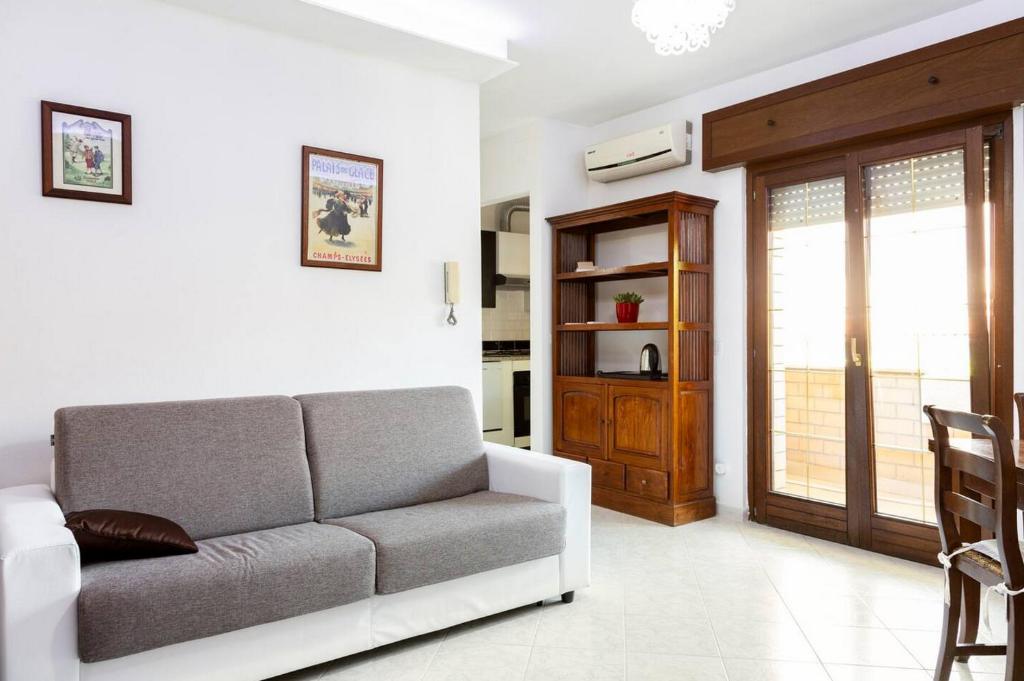 ein Wohnzimmer mit einem Sofa und einem Fenster in der Unterkunft SUITE SPEEDY vicino Aeroporto 4 - 6 posti letto in Fiumicino