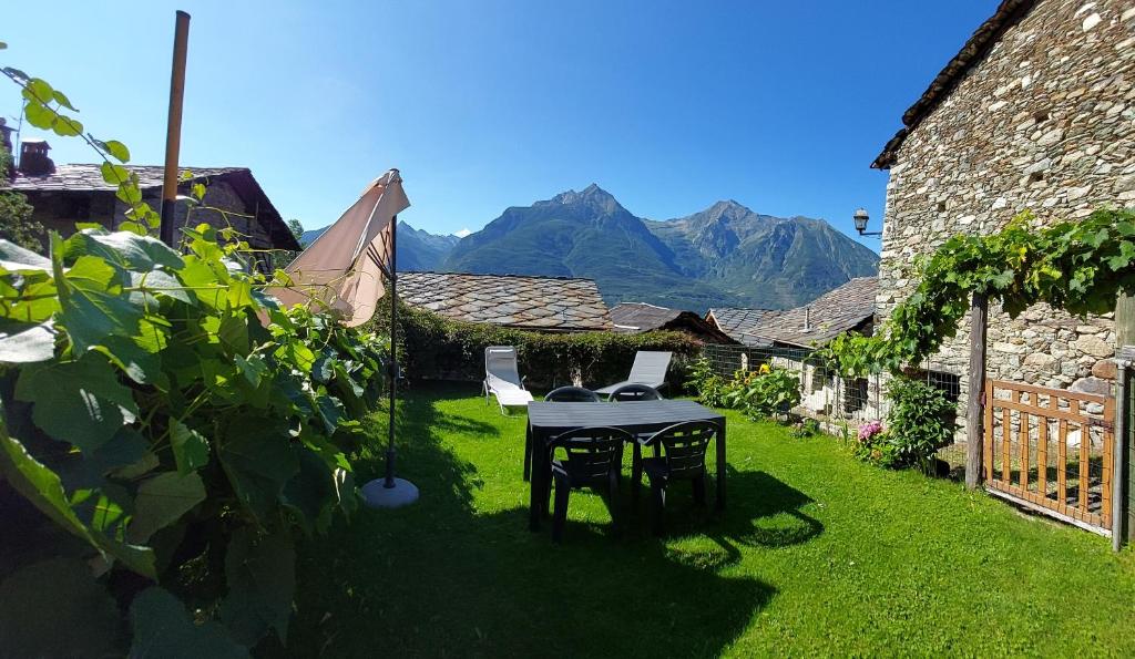 A general mountain view or a mountain view taken from the country house