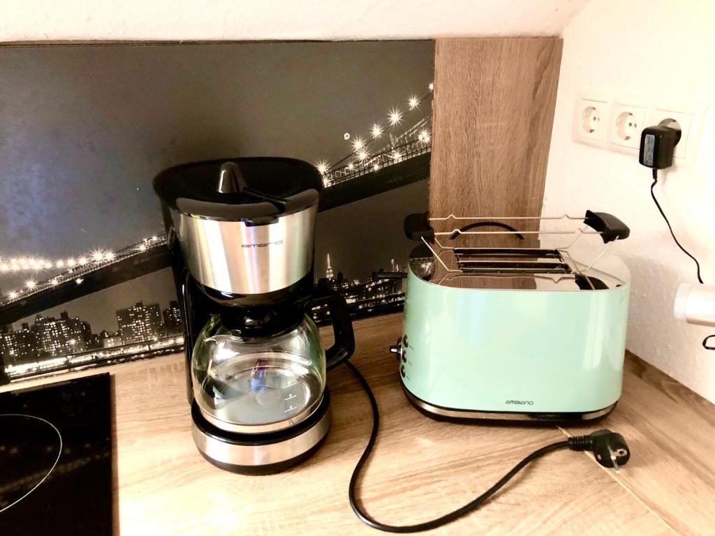 a coffee maker and a toaster sitting on a counter at Naturparadies in Aurich in Aurich