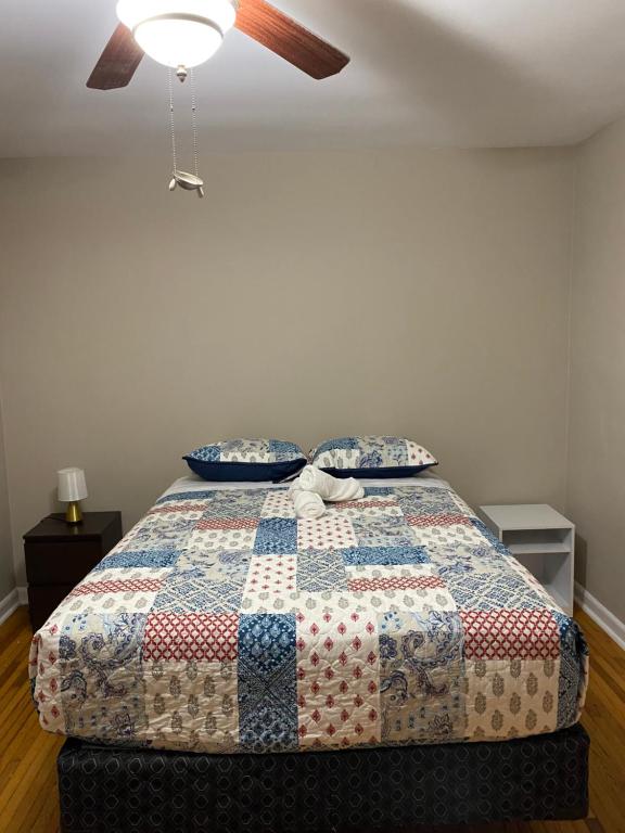 Llit o llits en una habitació de Comfy Room Stay - Unit 1
