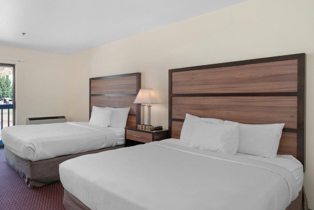 萊文沃思的住宿－楔形山旅館，酒店客房设有两张床和一个阳台。