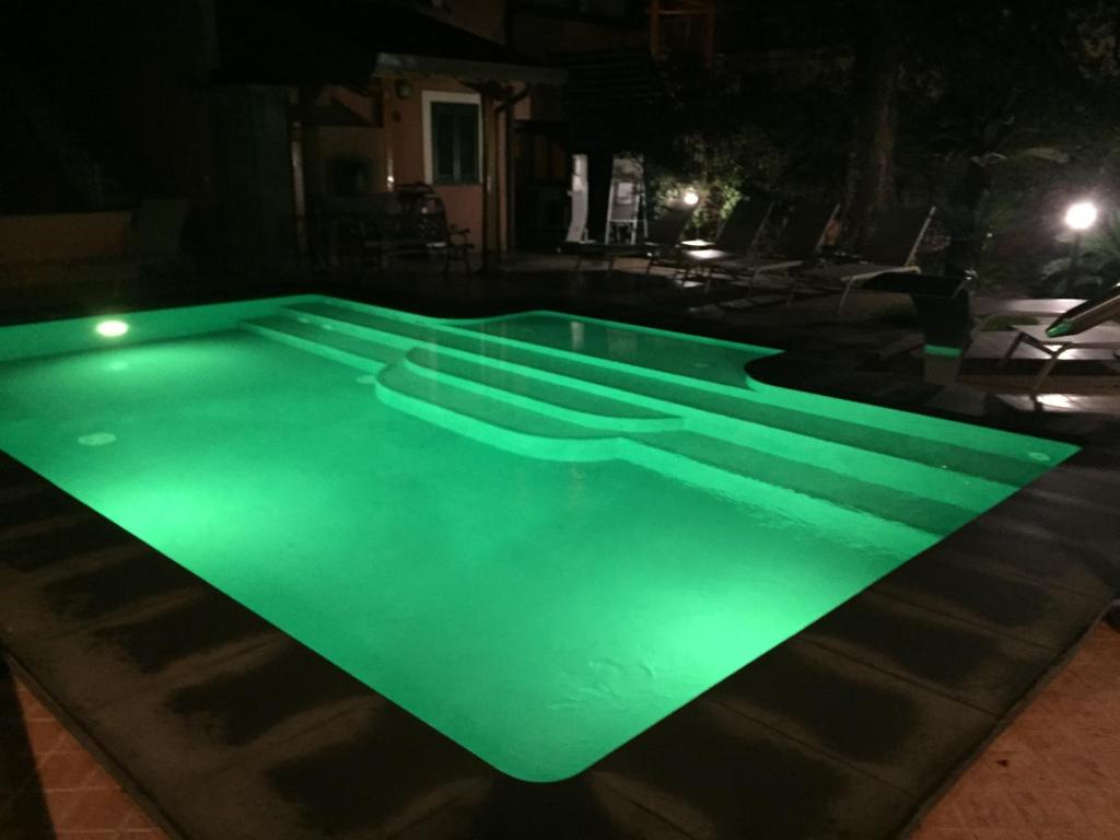 Bazén v ubytovaní ALHAMBRA - Guest House di Charme alebo v jeho blízkosti