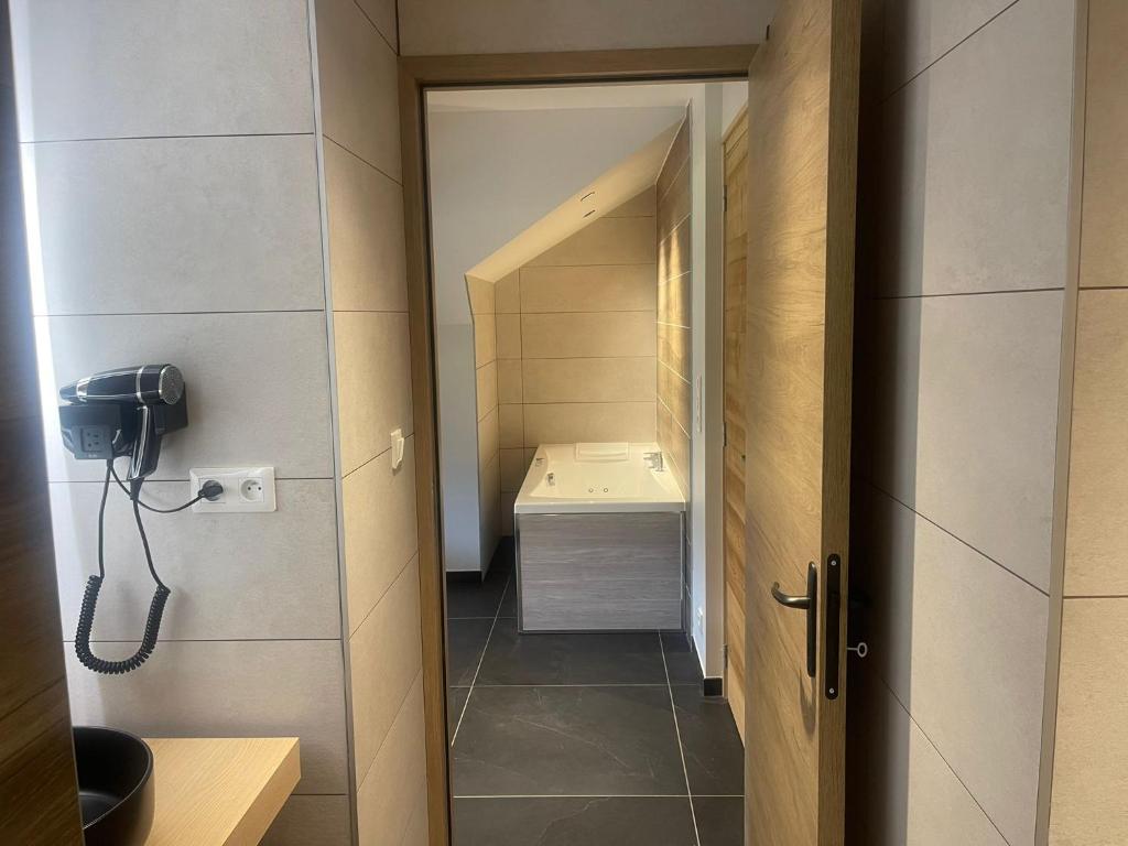 Postel nebo postele na pokoji v ubytování Géraniums Et Neige Fraîche, Maison d'Hôtes avec Suites Haut de Gamme, Balnéo massante et Sauna privés