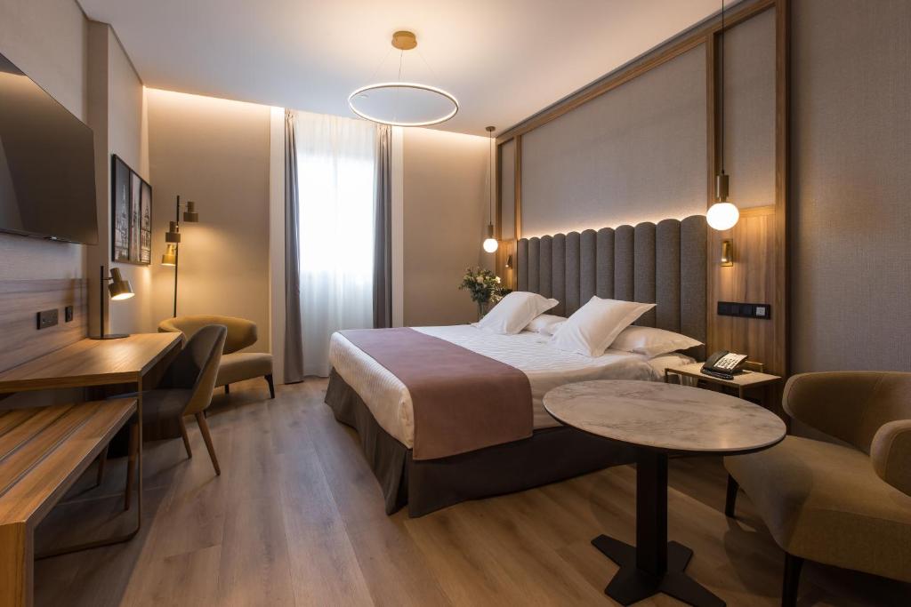 Postel nebo postele na pokoji v ubytování Hotel Giralda Center