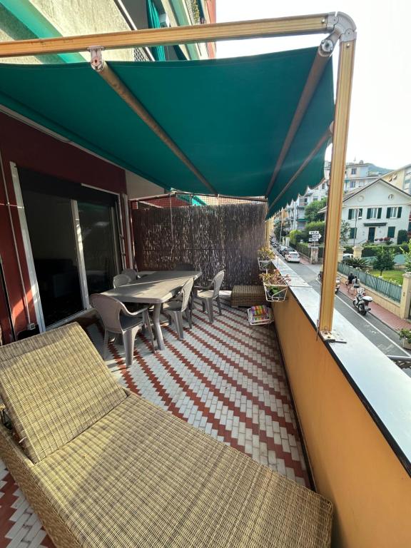聖馬爾蓋里塔利古雷的住宿－Victor House by PortofinoVacanze，大楼内的阳台配有桌椅