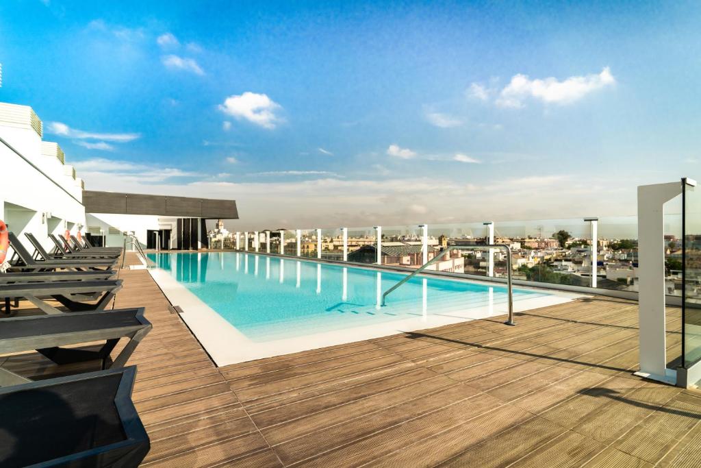 Bazén v ubytování Hotel Giralda Center nebo v jeho okolí