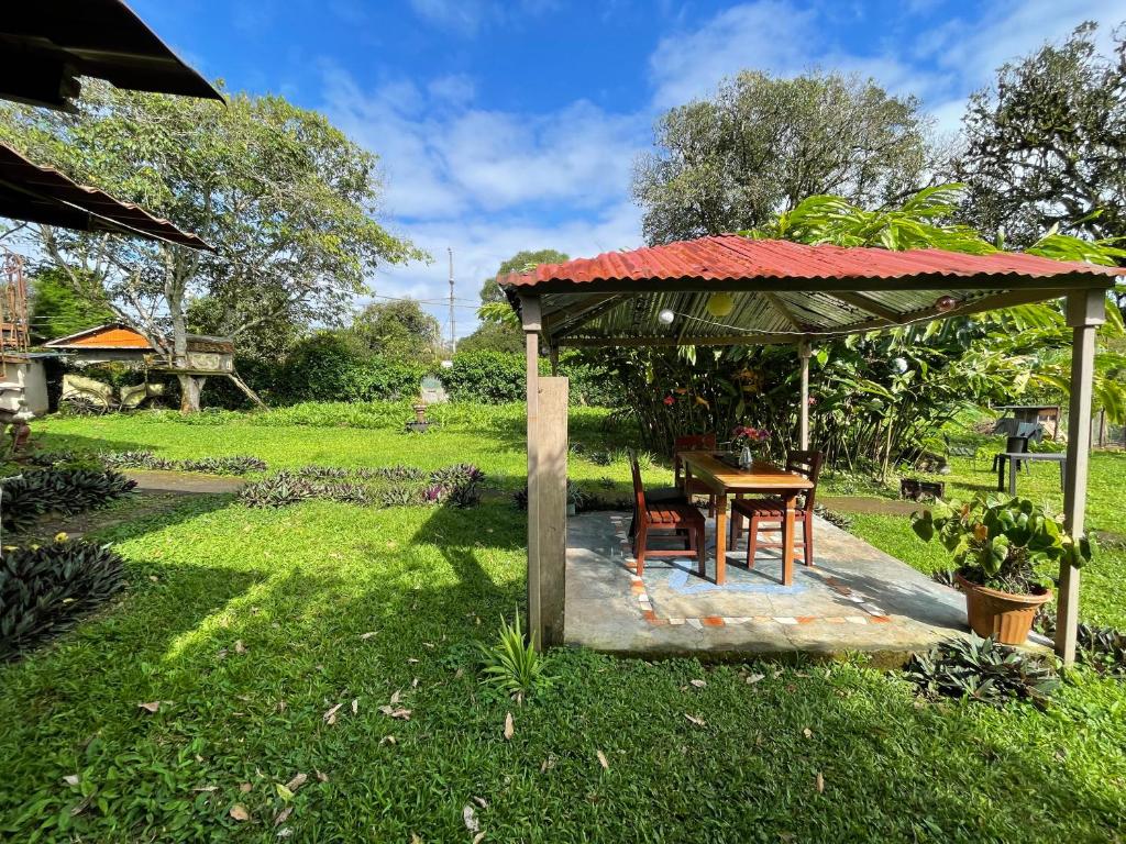 un gazebo con tavolo e sedie in cortile di Darwin's temple a San Cristóbal