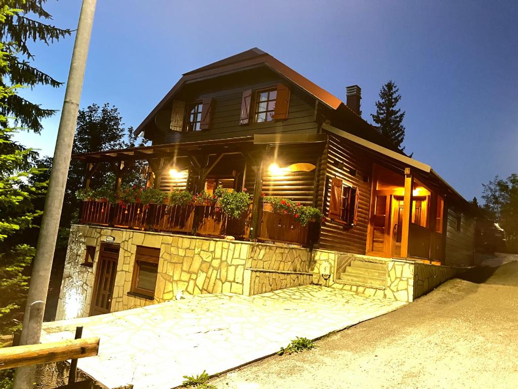 Cette maison en bois dispose d'un balcon sur le côté. dans l'établissement Vila Idila, à Žabljak