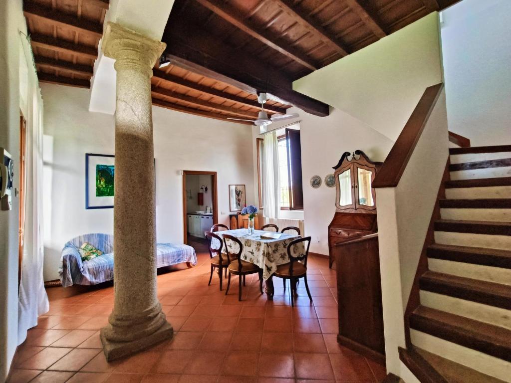 eine Küche und ein Esszimmer mit einem Tisch und Stühlen in der Unterkunft Villa Gattoni Cattaneo - Appartamento Le Magnolie in Lardara