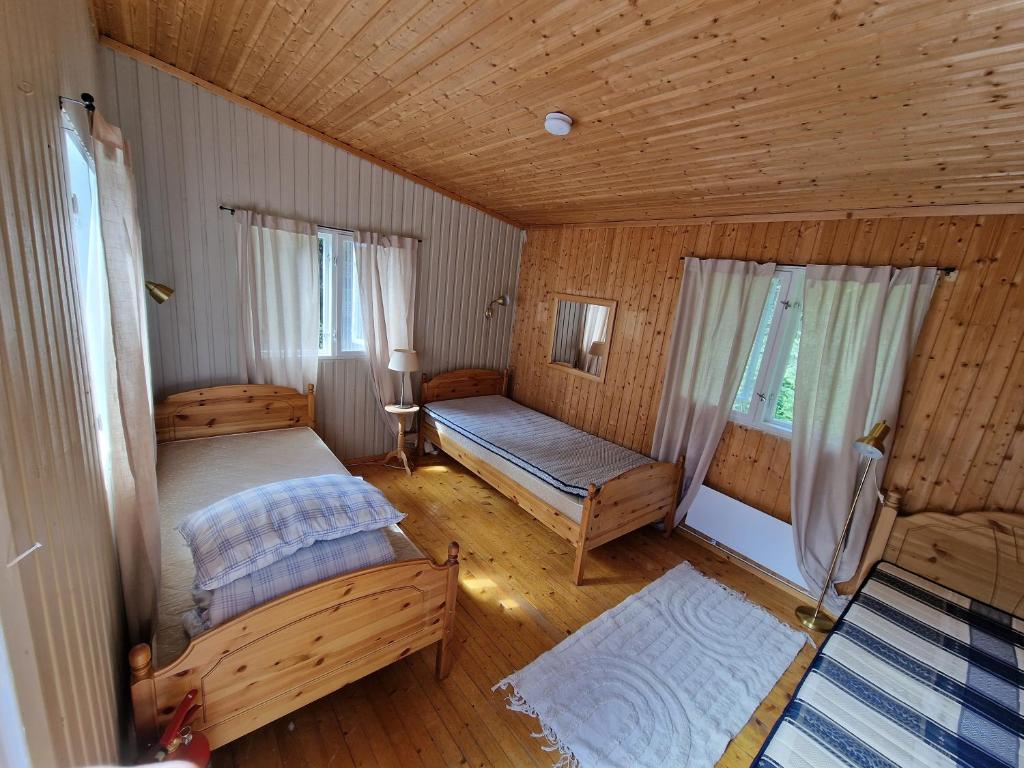 - une chambre avec 2 lits dans l'établissement Forest Cottage, à Fluberg