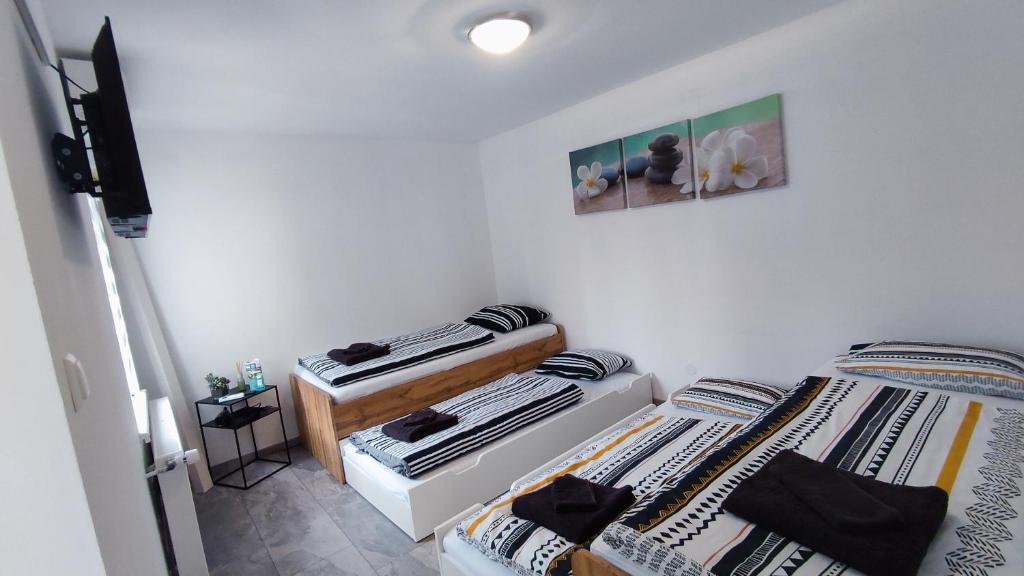 2 Betten in einem kleinen Zimmer mit 2 in der Unterkunft Apartment MILA in Sankt Peter