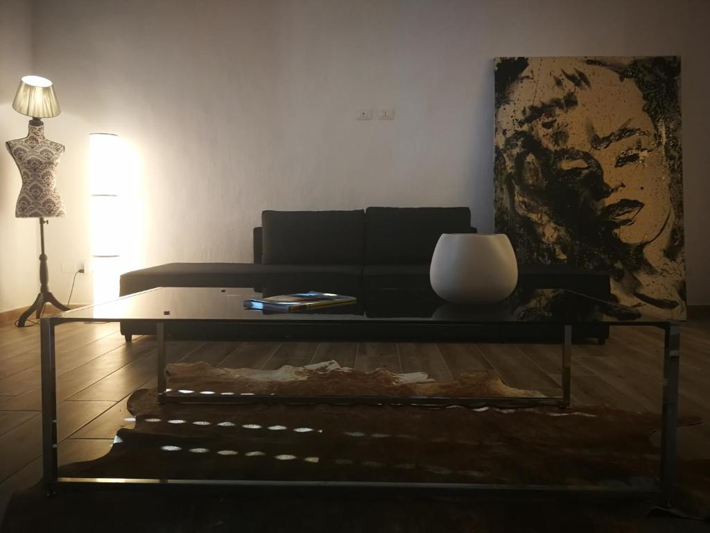 een woonkamer met een bank en een tafel bij DonaLisa in Andrano