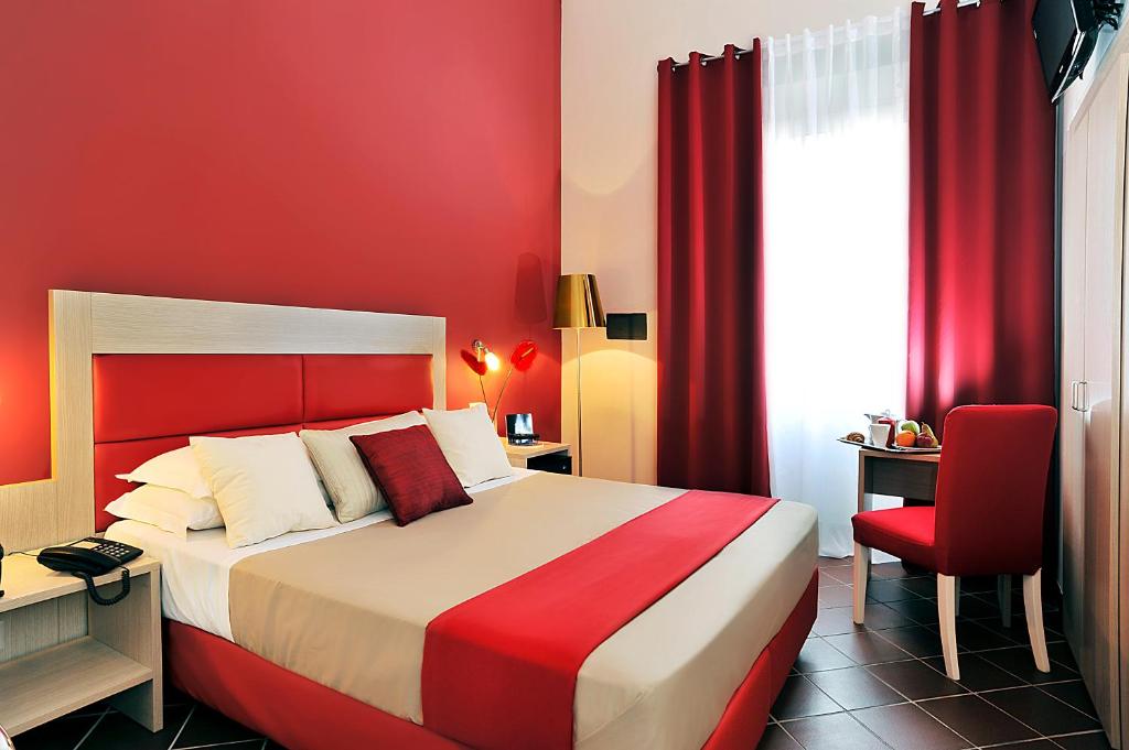 ローマにあるHotel Scott Houseの赤い壁のベッドルーム(ベッド1台付)