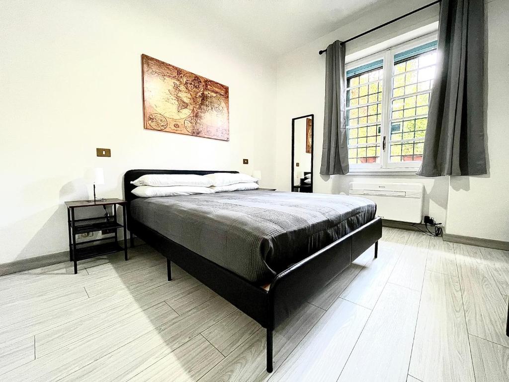 um quarto com uma cama grande e uma janela em Vatican Home Holidays em Roma