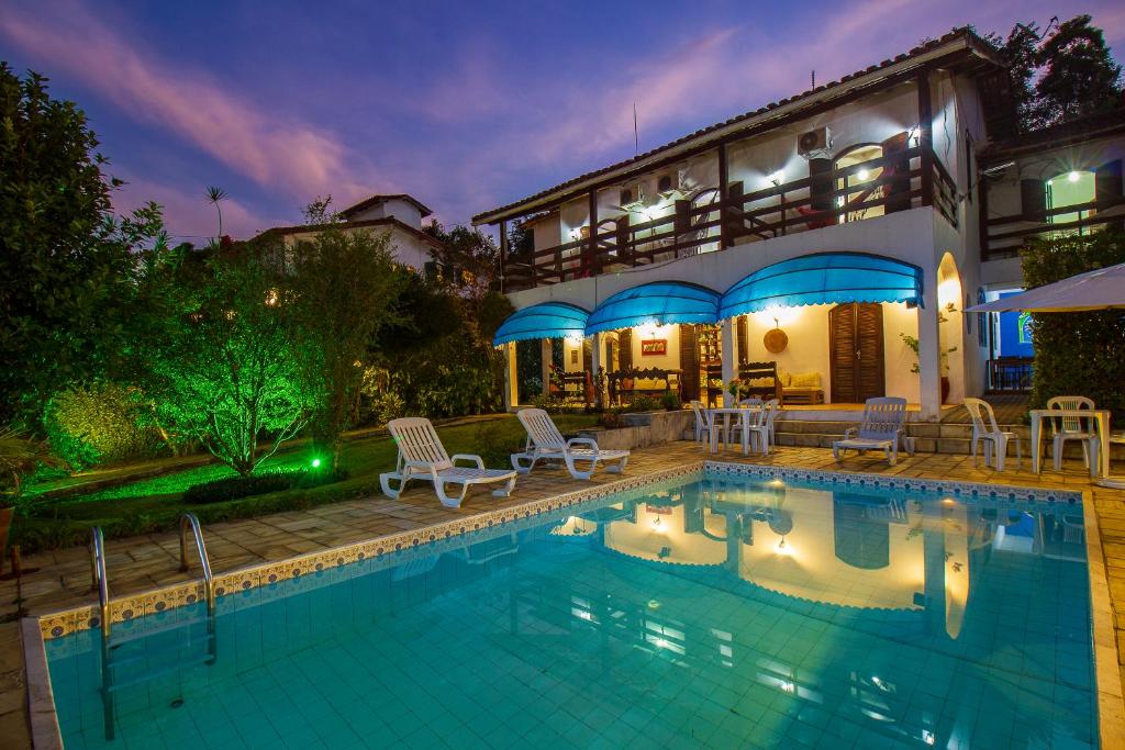 een zwembad voor een huis bij POUSADA RECANTO DA LADEIRA in Paraty