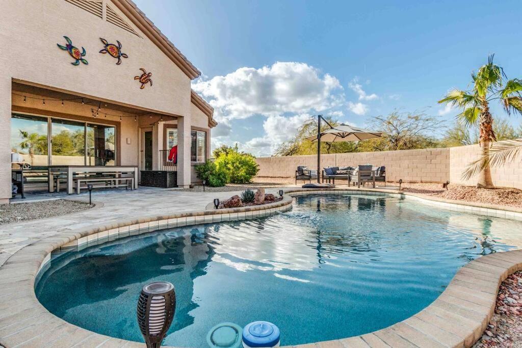 une piscine devant une maison dans l'établissement The Oasis -Heated pool and games, à Liberty