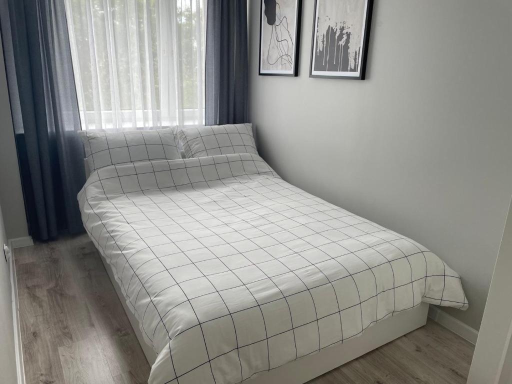 Una cama o camas en una habitación de Mieszkanie w centrum z oddzielną sypialnią