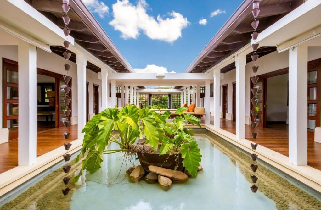 une piscine au milieu d'une maison avec des plantes dans l'établissement Sunny Vacation Villa No 57, à San Rafael del Yuma