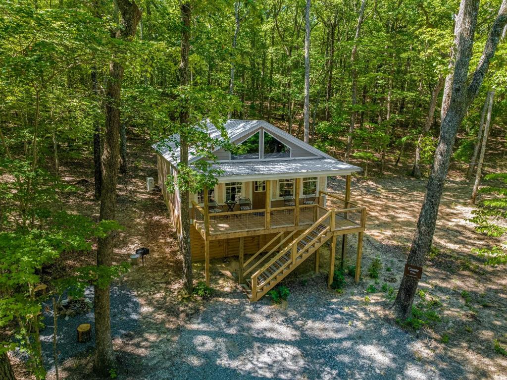 una vista in alto di una piccola casa nel bosco di Coyote Cabin at Woodland Retreat at DeSoto beside DeSoto State Park a Fort Payne