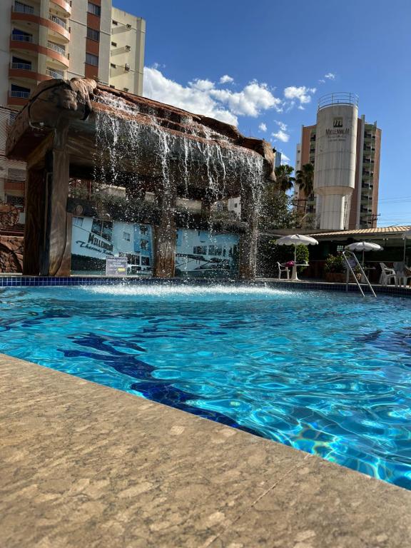 a large swimming pool with a water fountain at Apto 2 Quartos Caldas Novas Millennium com Wi-Fi in Caldas Novas