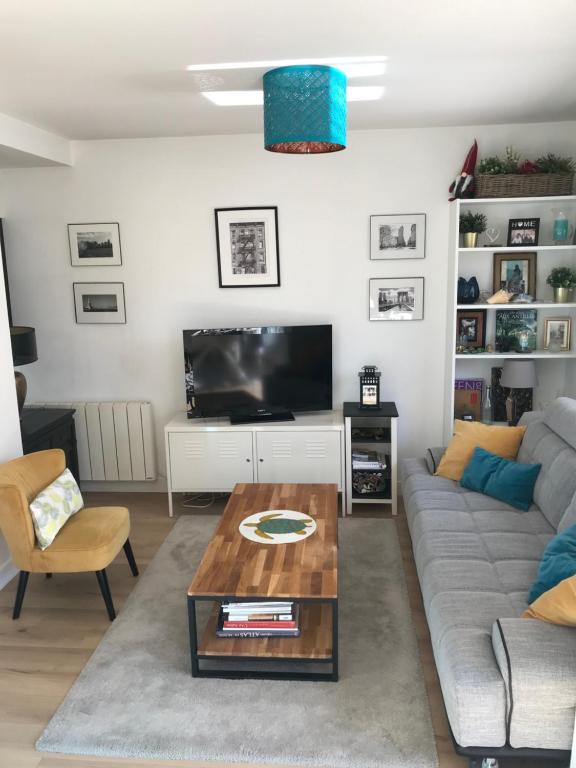 a living room with a couch and a coffee table at Appartement T2 Manoir de Malville in Nantes