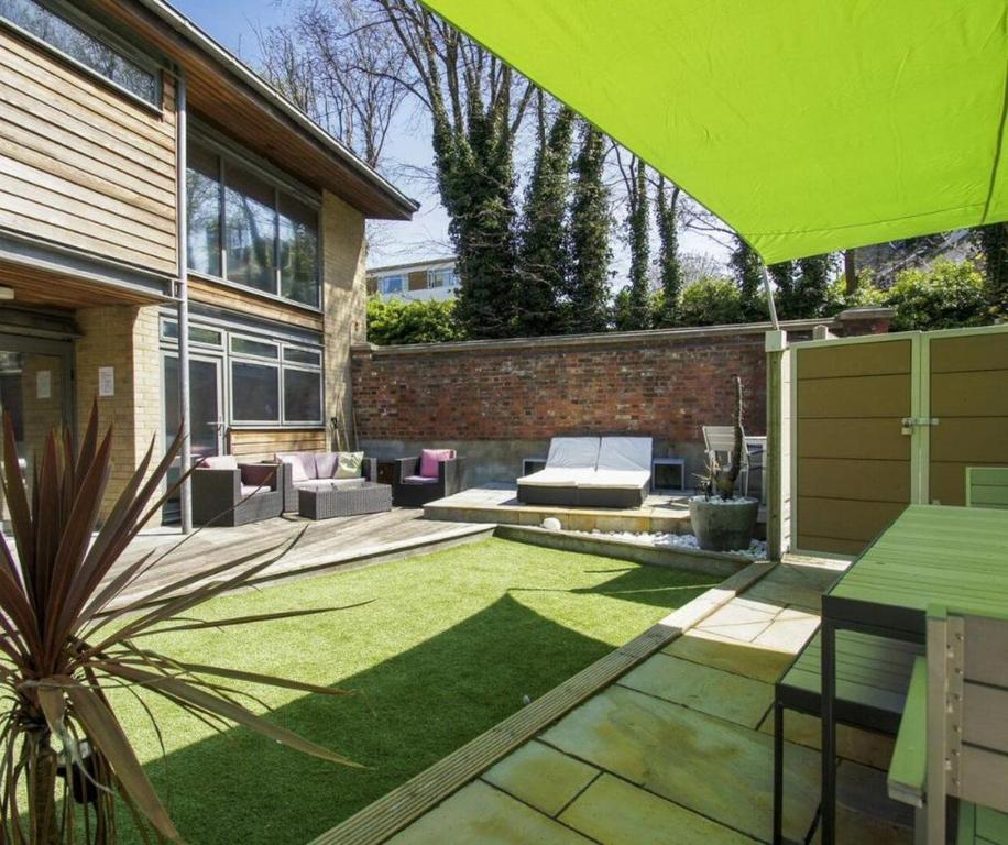 THE EDGE Architect Designed by Crown Gardens Holiday Homes, Brighton & Hove (updated prices