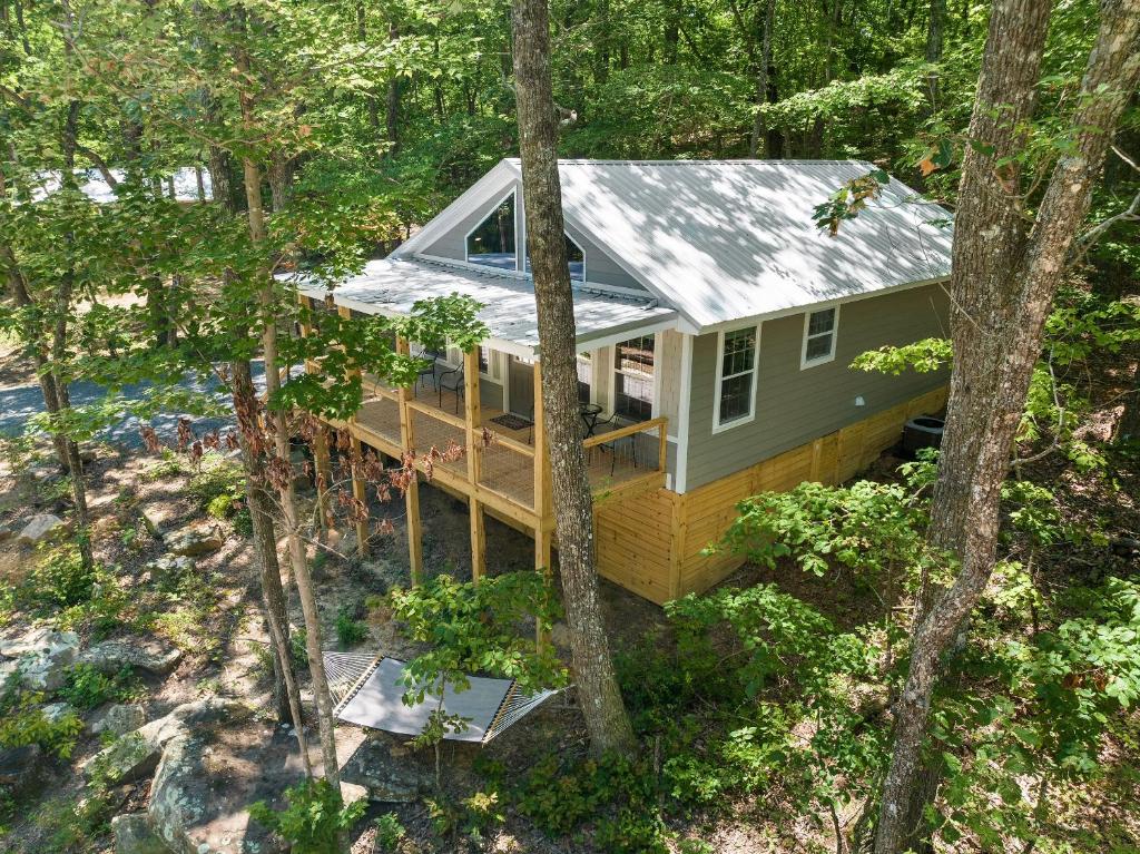 una vista aérea de una pequeña casa en el bosque en The Otter Box Cabin - 92 Acres Beside DeSoto State Park en Fort Payne