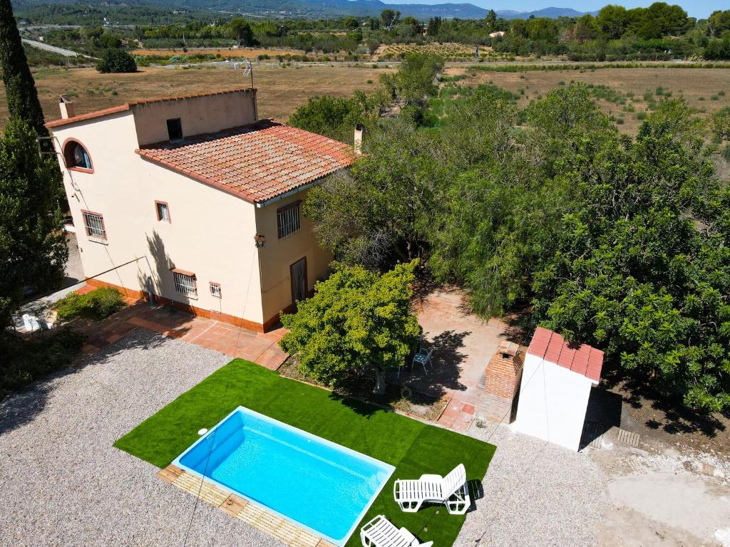 una vista aérea de una casa con piscina en Unik Vacation La Noguera Rural Valls, en Valls