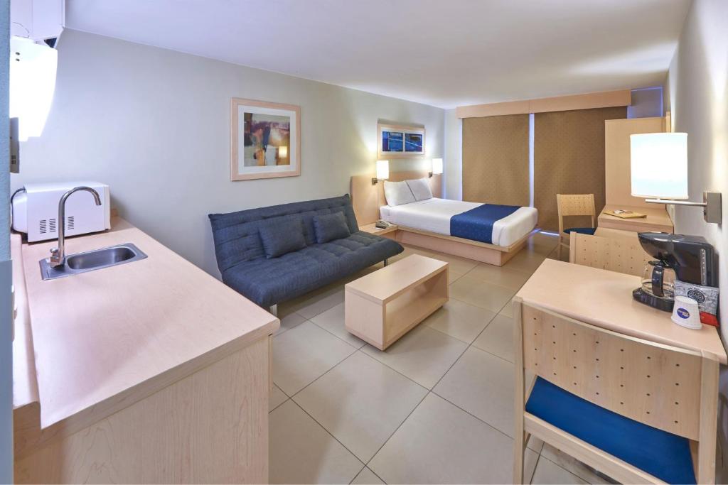 City Express by Marriott Manzanillo - Suite Queen Con Sofá Cama