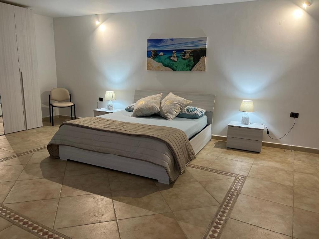 una camera con un letto e due tavoli e una sedia di FH HOLIDAYS SALENTO a Sternatia