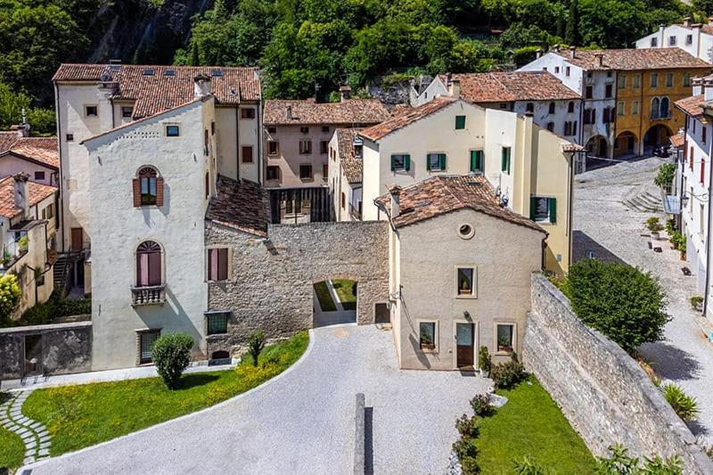 z góry widok na wioskę z budynkami w obiekcie casa riva piazzola w mieście Vittorio Veneto