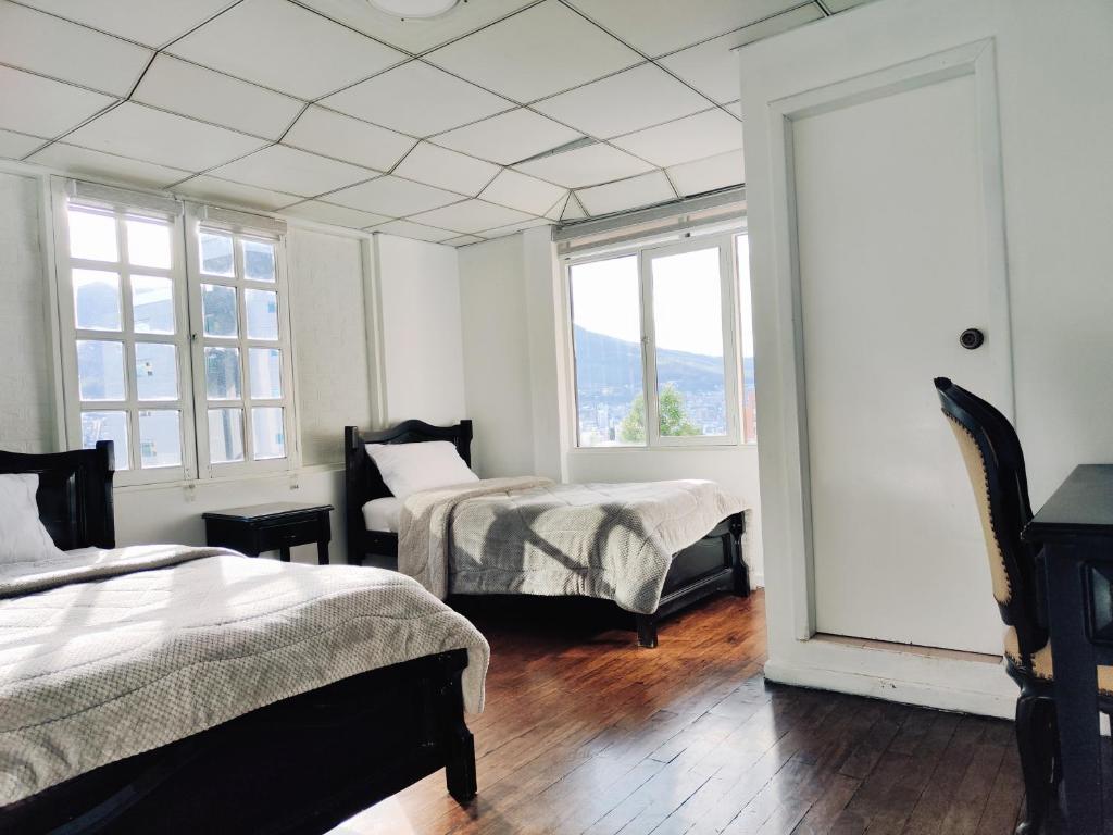 Postel nebo postele na pokoji v ubytování Hotel Muros Quito