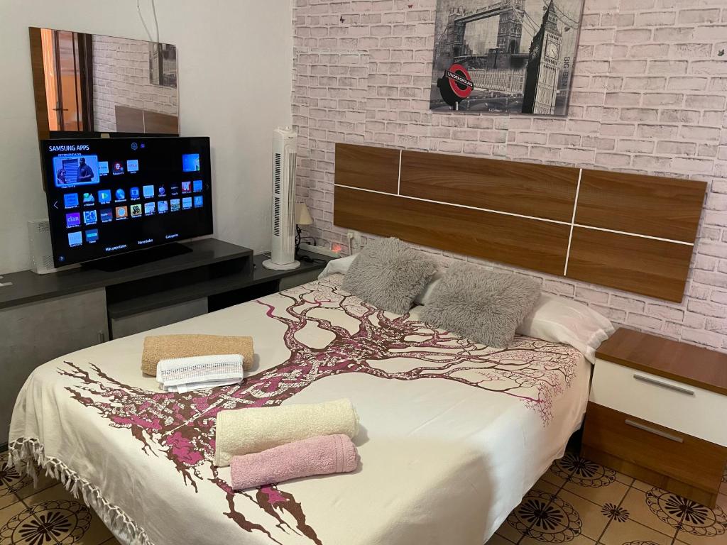 ein Schlafzimmer mit einem Bett im Baumdesign in der Unterkunft Apartamento Lulu in Málaga