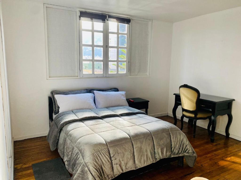 Postel nebo postele na pokoji v ubytování Hotel Muros Quito