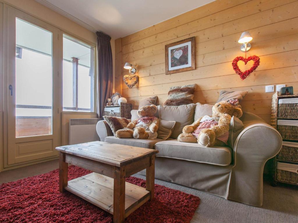 uma sala de estar com ursos de peluche sentados num sofá em Appartement Avoriaz, 4 pièces, 6 personnes - FR-1-314-195 em Morzine