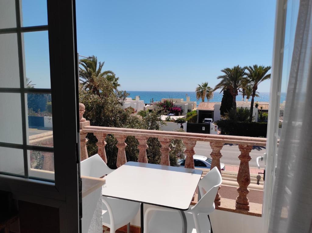 balcone con tavolo, sedie e vista sull'oceano di Apartamento Delfín a Mojácar