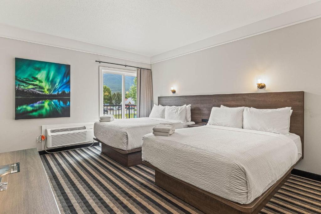 Voodi või voodid majutusasutuse Northwinds Hotel Canmore toas