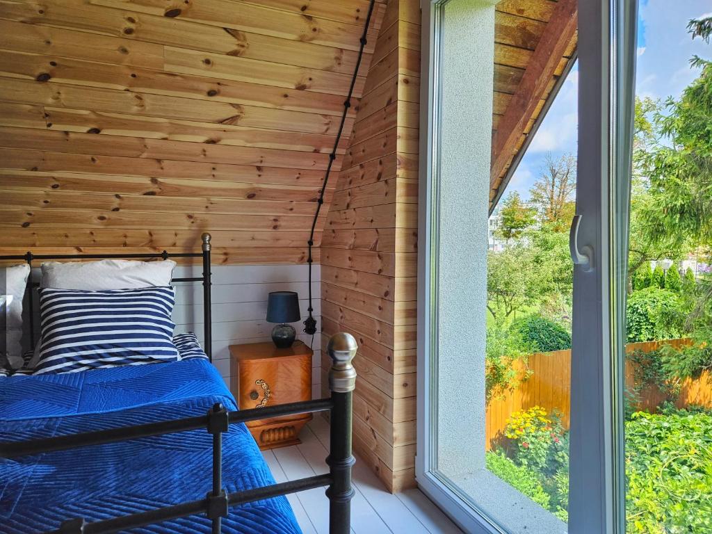 een bed in een kamer met een raam bij Apartament Nowiny in Gdańsk