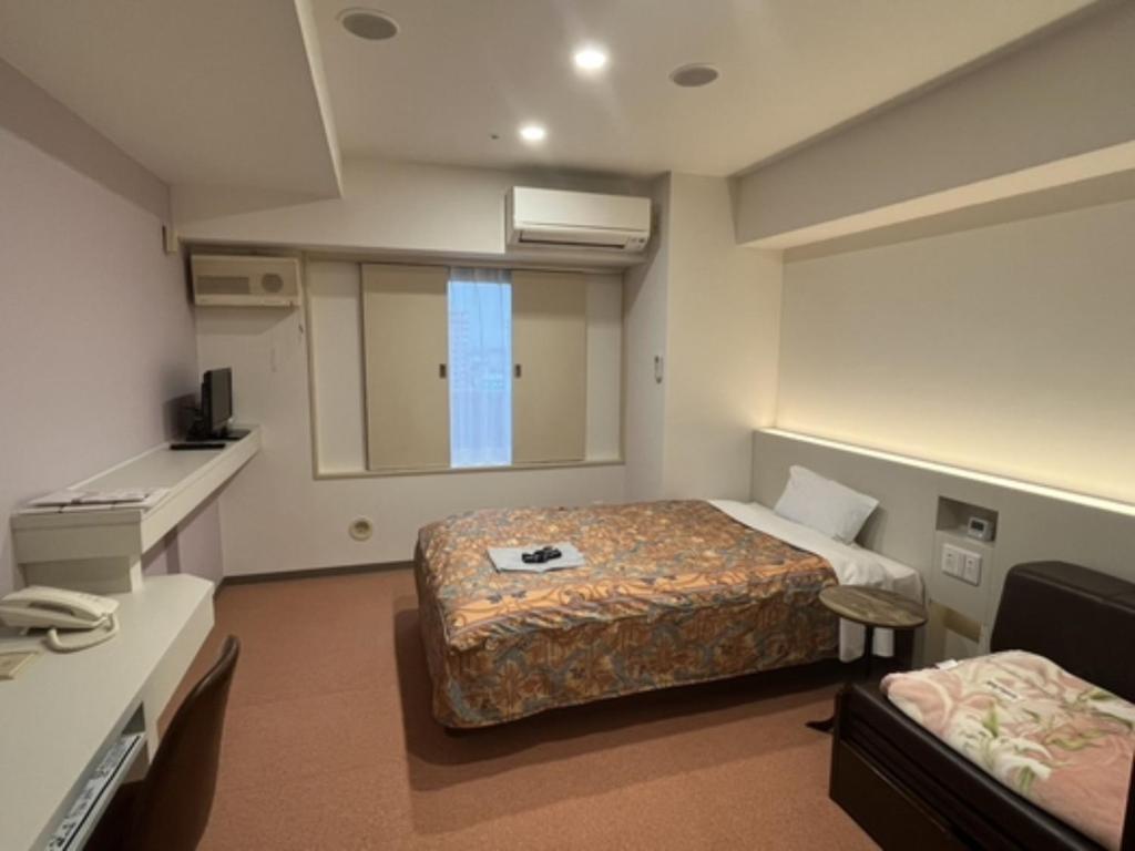 Hotel Alpha Inn Akita - Vacation STAY 67264v في أكيتا: غرفه فندقيه بسرير ومطبخ